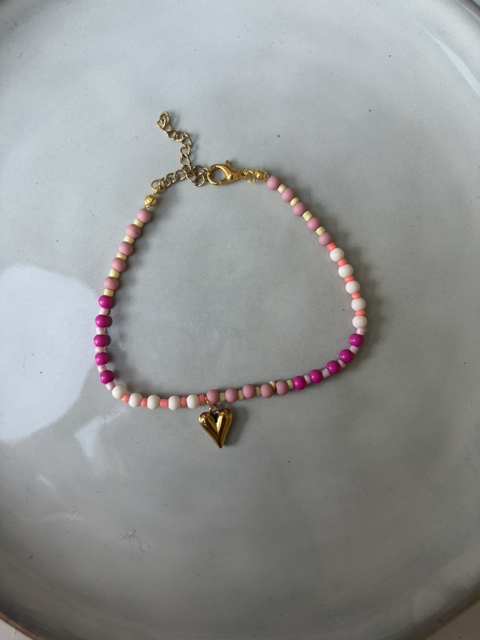 Beaded Heart Armband roze/goud