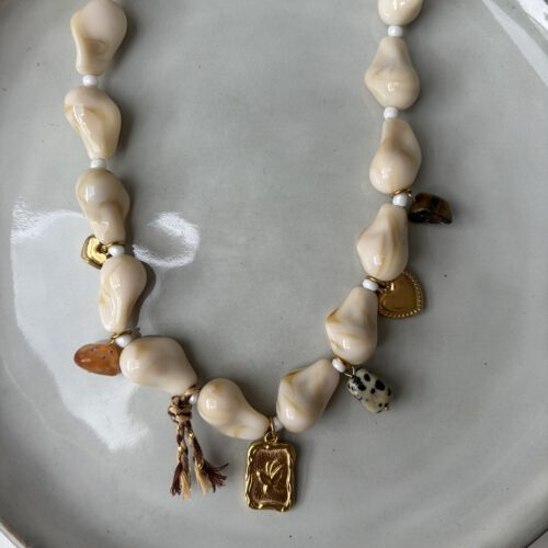 Big Pearl Charm Ketting beige